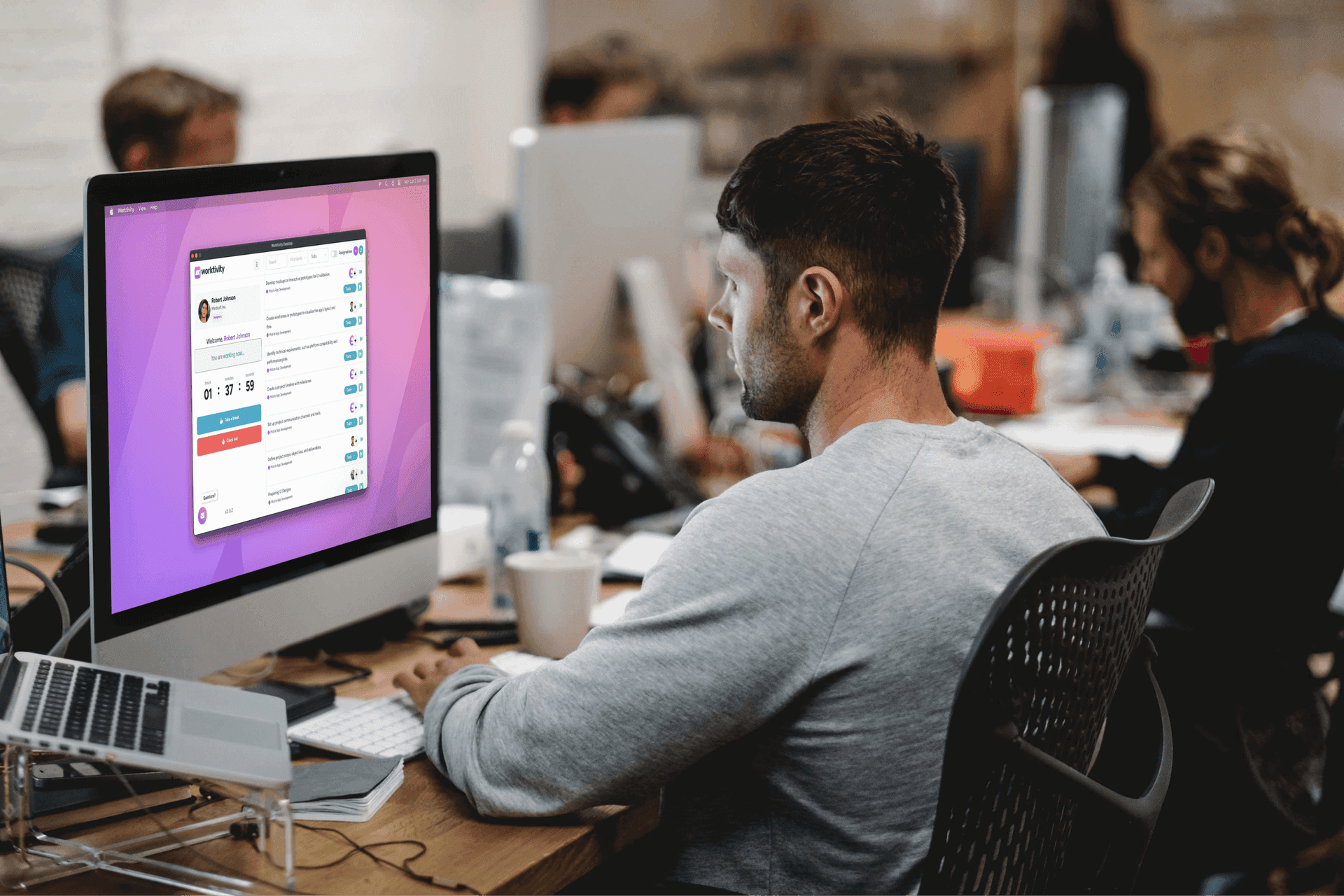 Das Worktivity-Team arbeitet gemeinsam in einem modernen Workspace